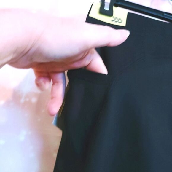 BLACK CONTOUR CURVY ATHLETIC SIDE POCKET CAPRIS SIZE XS - Picture 3 of 11